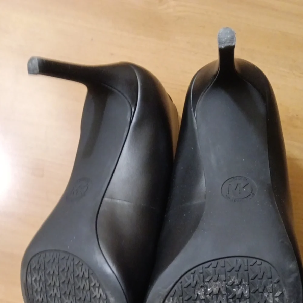 Michael Kors Classic Black Heels, 3.75" heel | Size 8, MINT Condition,FINAL SALE - Picture 7 of 8